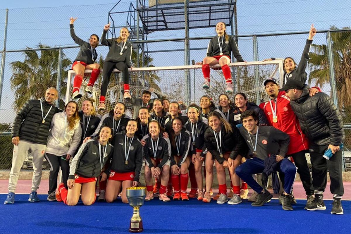 Las hípicas coparon Mendoza y así celebraron su consagración tras vencer a Universitario en la final. (Prensa FACHSC)