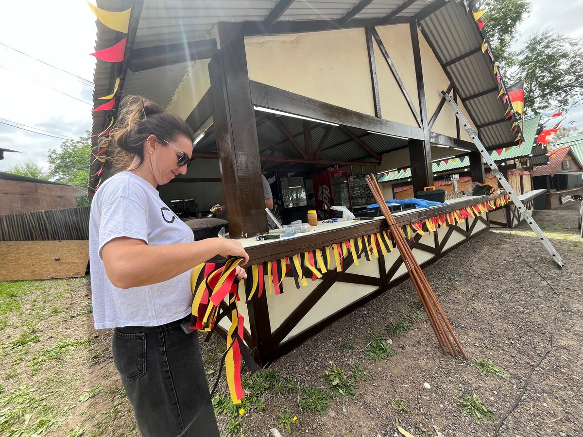 Jueves armando los stands de la Oktoberfest que arranca este viernes (La Voz)