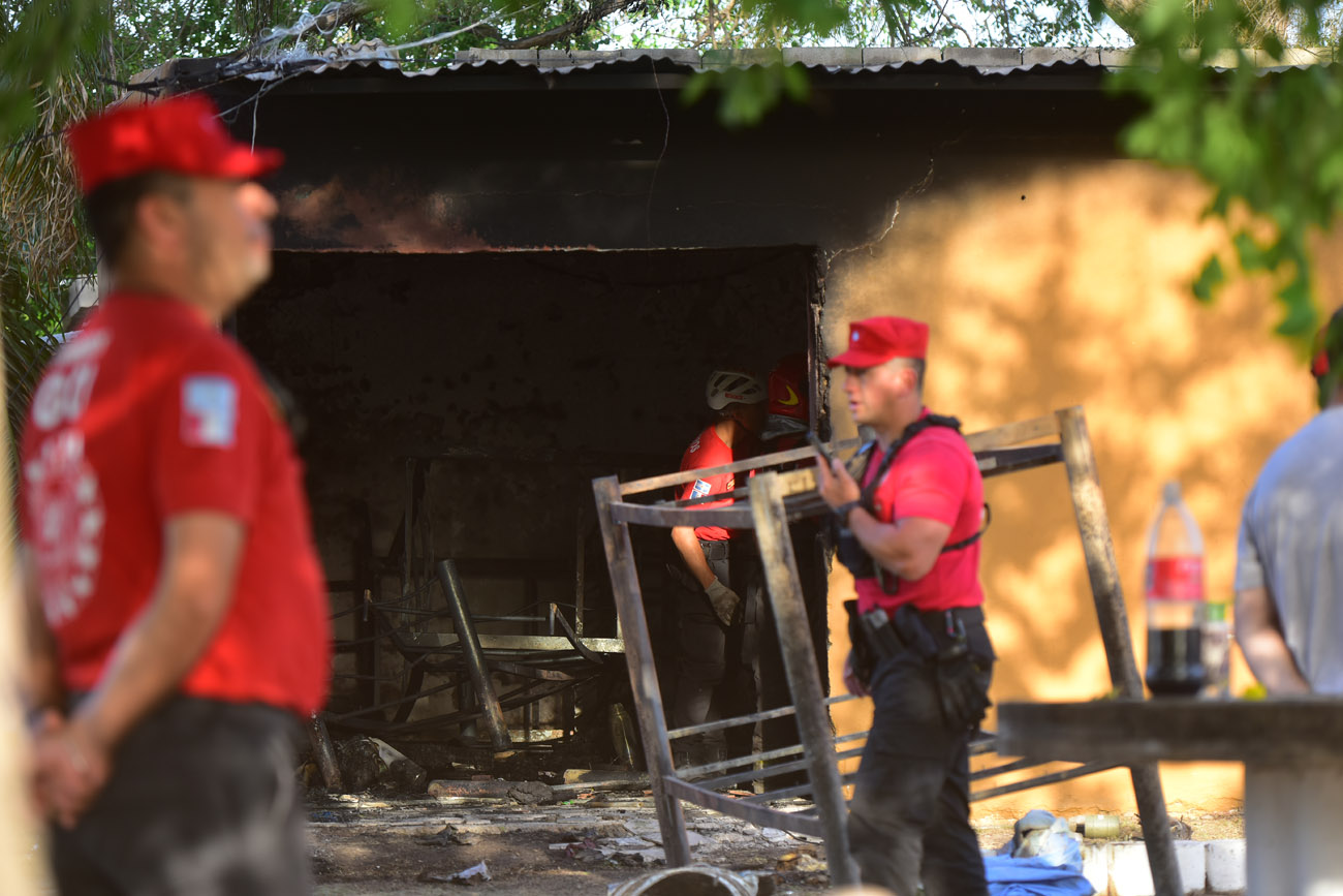 Incendio en una iglesia evangélica en barrio Villa Serrana.  Dos nenas fallecieron . (Nicolás Bravo / La Voz)