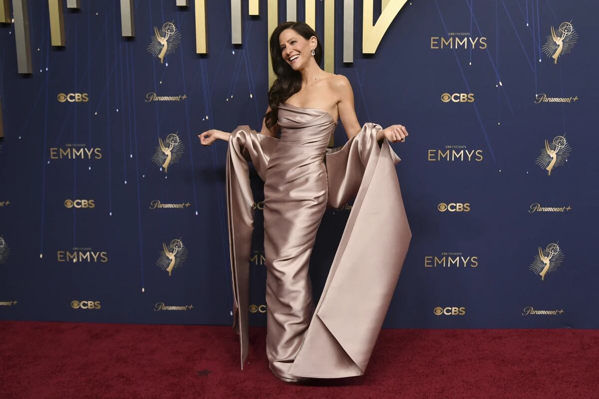 Jackie Tohn, también del elenco de "Nadie quiere esto", en la alfombra roja de los Emmy 2025. (AP)
