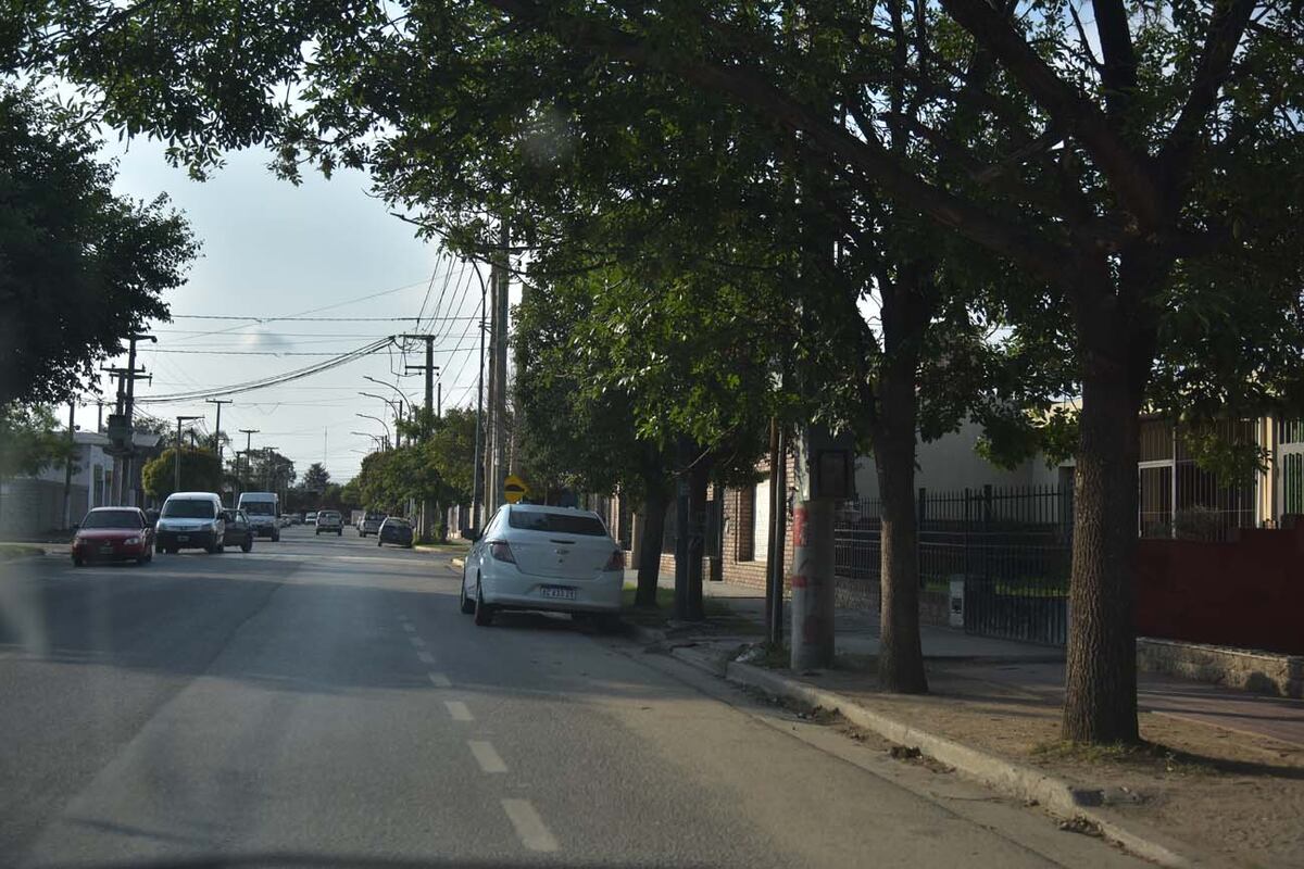 balearon a una mujer en barrio José Ignacio Díaz II Sección, lugar del hecho. Ella estaba junto a sus dos hijas en la parada de la línea 82. Chirinos de Posadas 4145, barrio José Ignacio Díaz
(Facundo Luque / La Voz)
