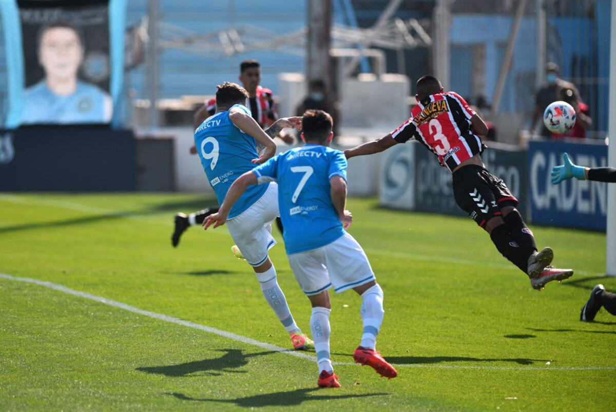 Pablo Vegetti pone el 1-0 ante Chacarita por la fecha 23 de la Primera Nacional. (Pedro Castillo)