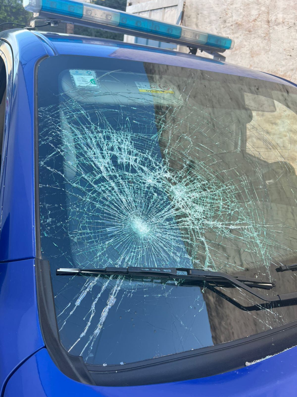 Uno de los móviles dañados en barrio Yapeyú (Policía).