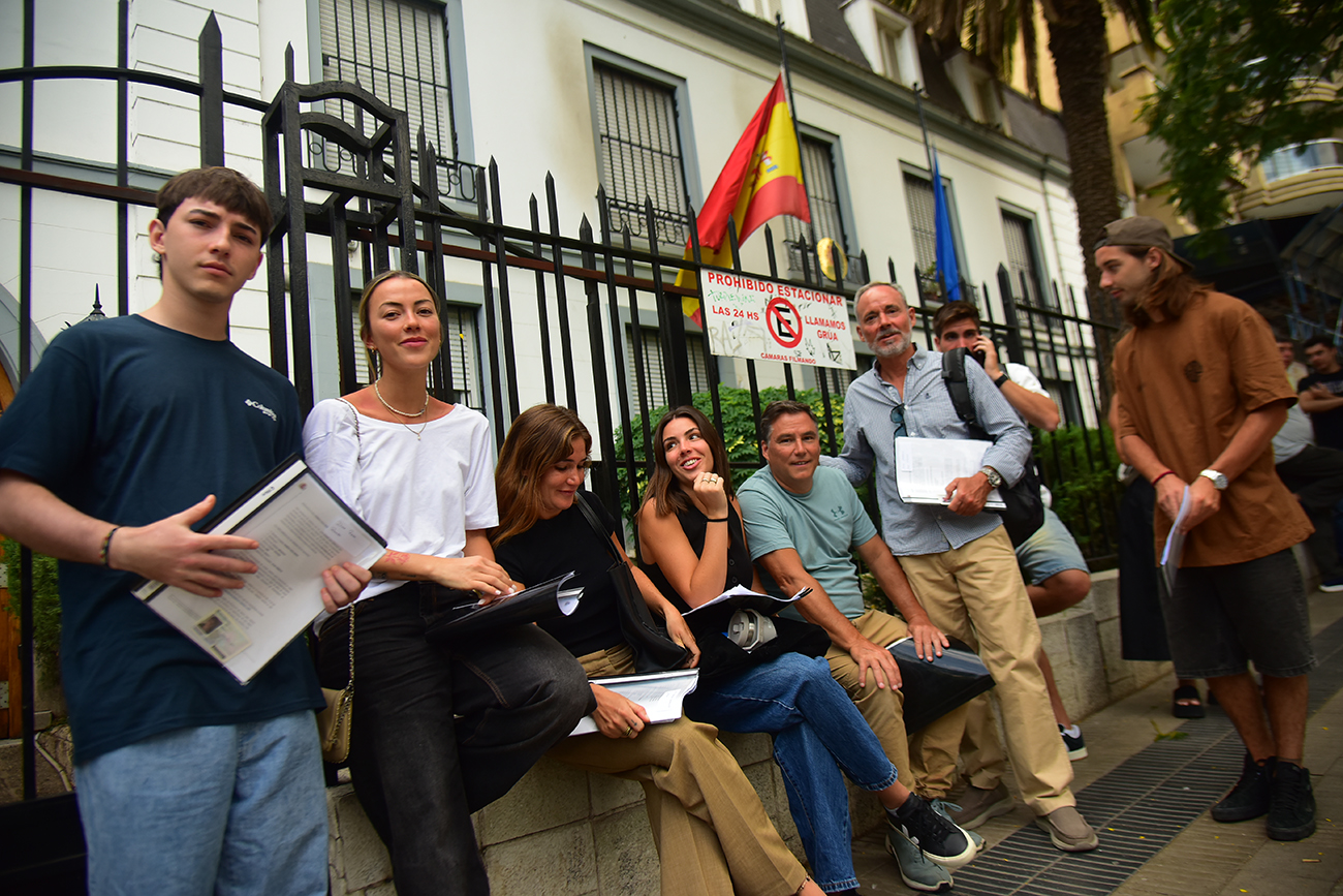 José Ignacio Díaz (60) espera el turno junto a su hermano, sus hijos y sobrinos.
(Foto Pedro Castillo / La Voz)