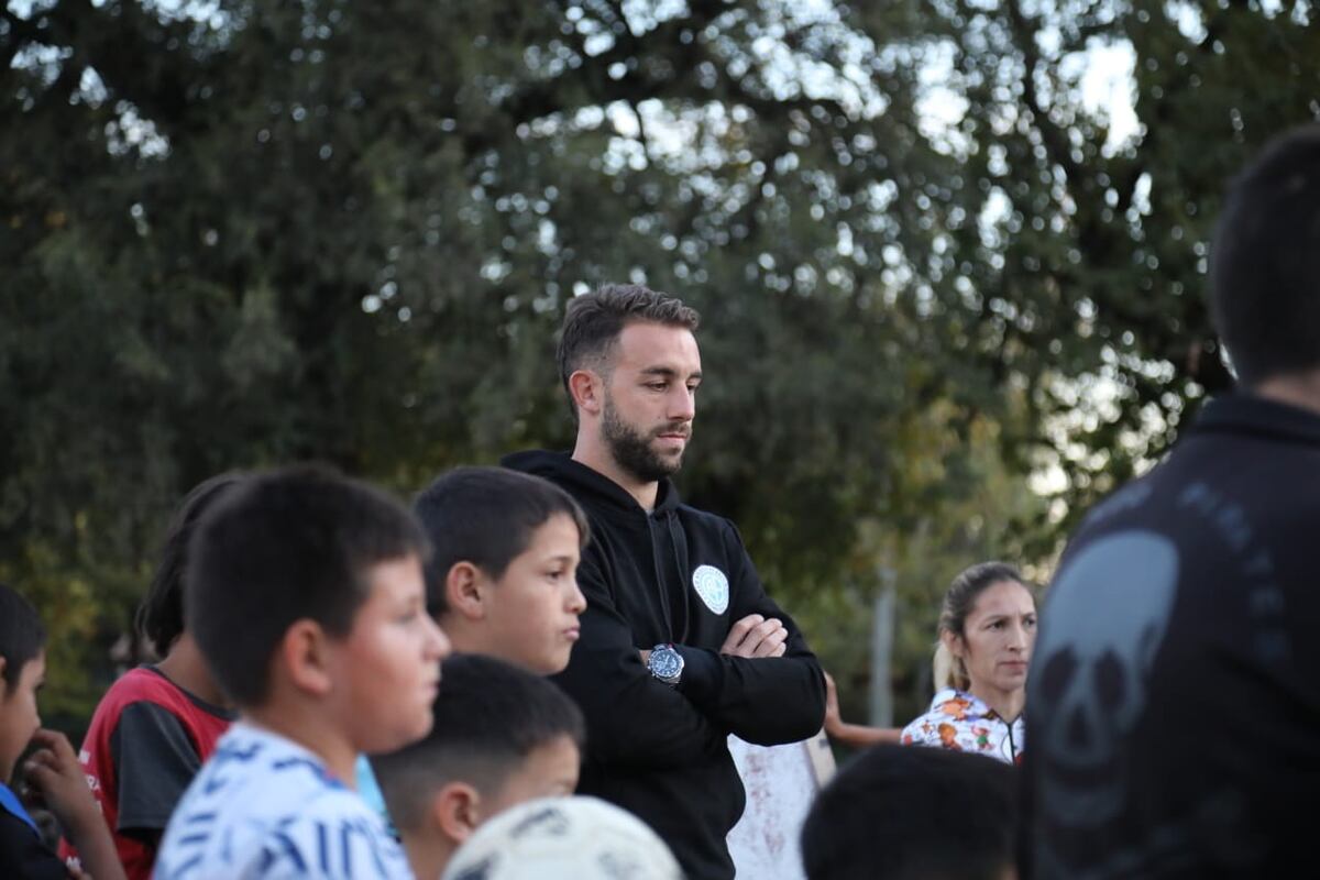 Futbolistas de Belgrano en la Escuelita Atletic de Barrio Argüello, donde se entregaron kits deportivos con pelotas, conos y pecheras. (Prensa Belgrano)