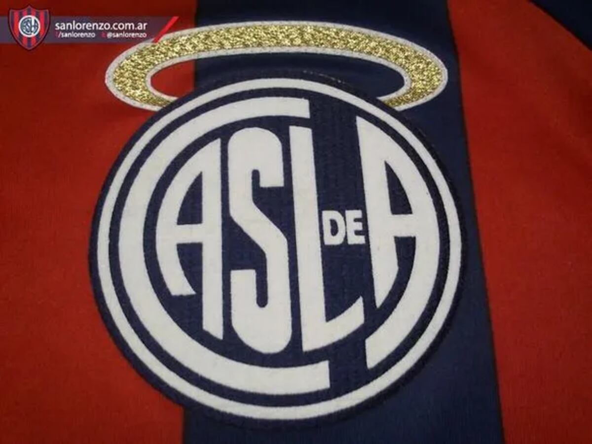 16 de marzo de 2013. El equipo de San Lorenzo vistió una camiseta en honor al arzobispo de Buenos Aires Jorge Bergoglio, hincha del club, que acababa de ser elegido Papa. (MinutoUno)
