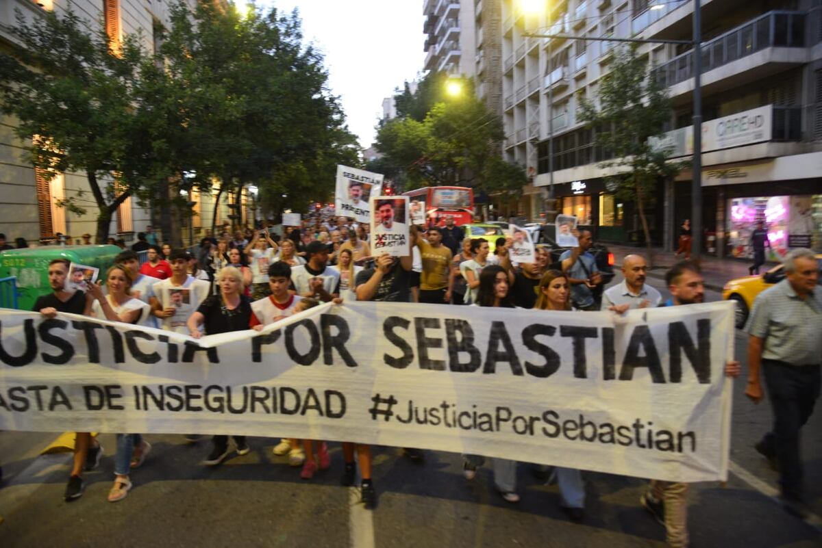 Marcha en el centro de Córdoba por Sebastián Villarreal. (Javier Ferreyra / La Voz)