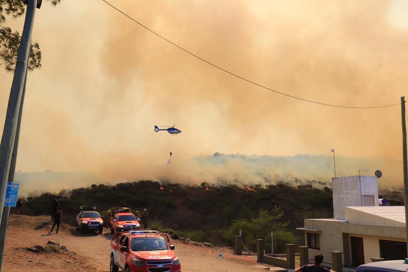 Bomberos trabajando en el incendio forestal de Cabalango y se extiende por las comunas vecinas como Tala Huasi. (LaVoz/Yanina Aguirre).