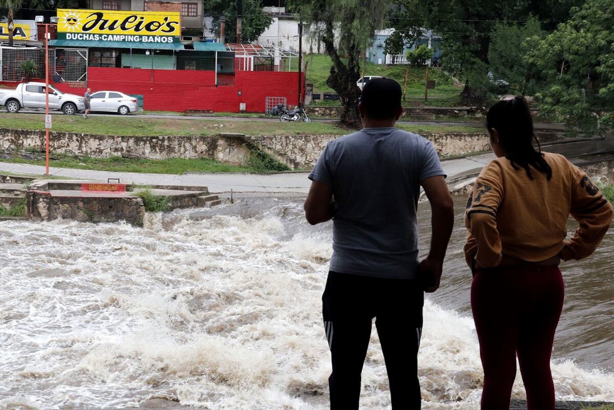 Intensa lluvia: cayeron más de 100 milímetros en Carlos Paz y el San Antonio creció más de 3 metros. (La Voz)
