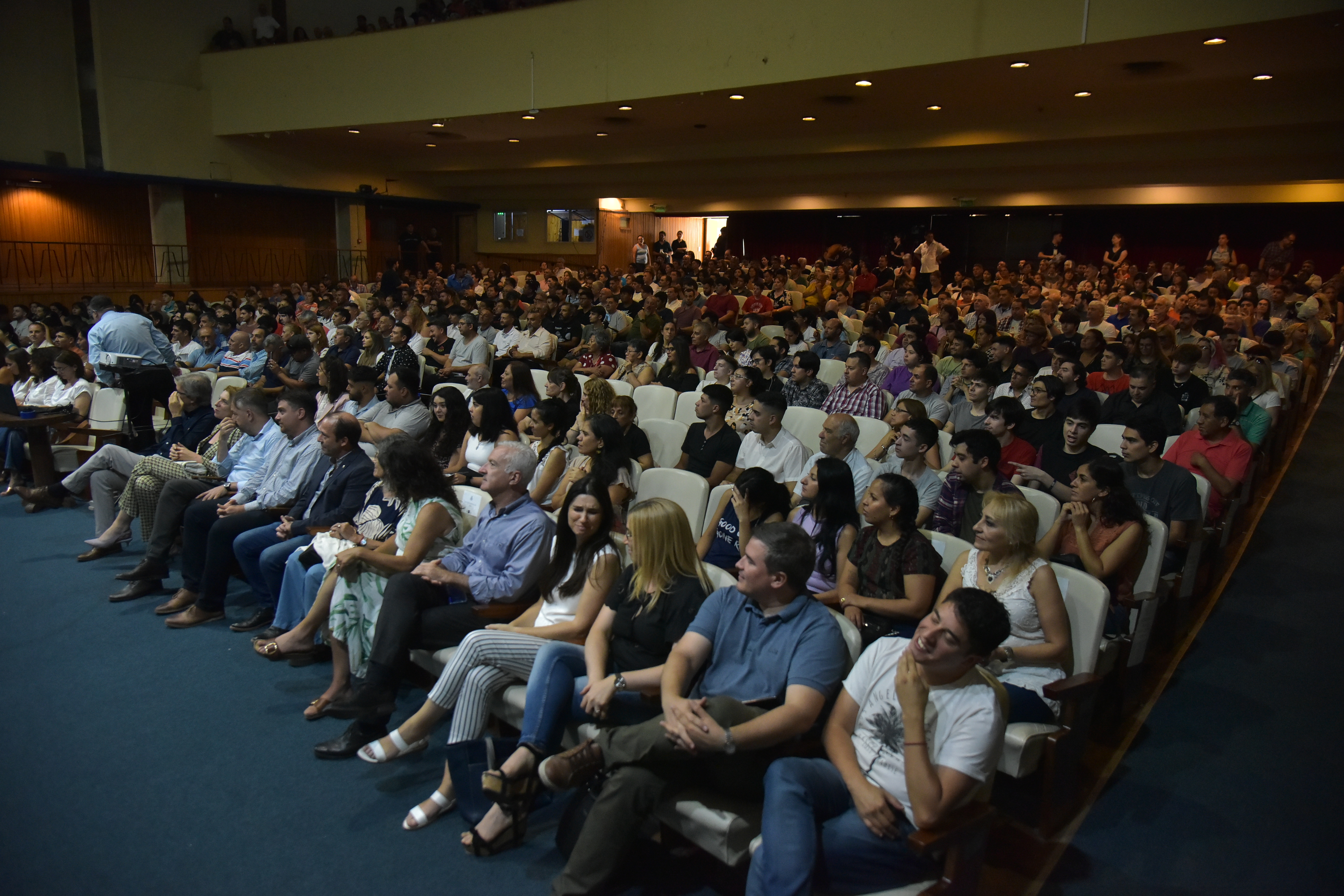 Entrega de certificados a los egresados de la Escuela de Oficios de la UNC en el Pabellón Argentina (Facundo Luque / La Voz)