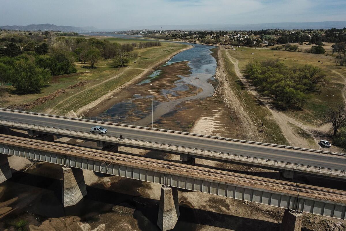 El río Cosquín, en Bialet Massé, con muy escaso caudal. El lago San Roque impactado por la sequía. (La Voz)