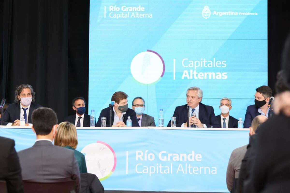 El presidente Alberto Fernández, cuando estuvo en el polo industrial de Río Grande, para concretar allí lo de “capital alterna”. (La Voz)