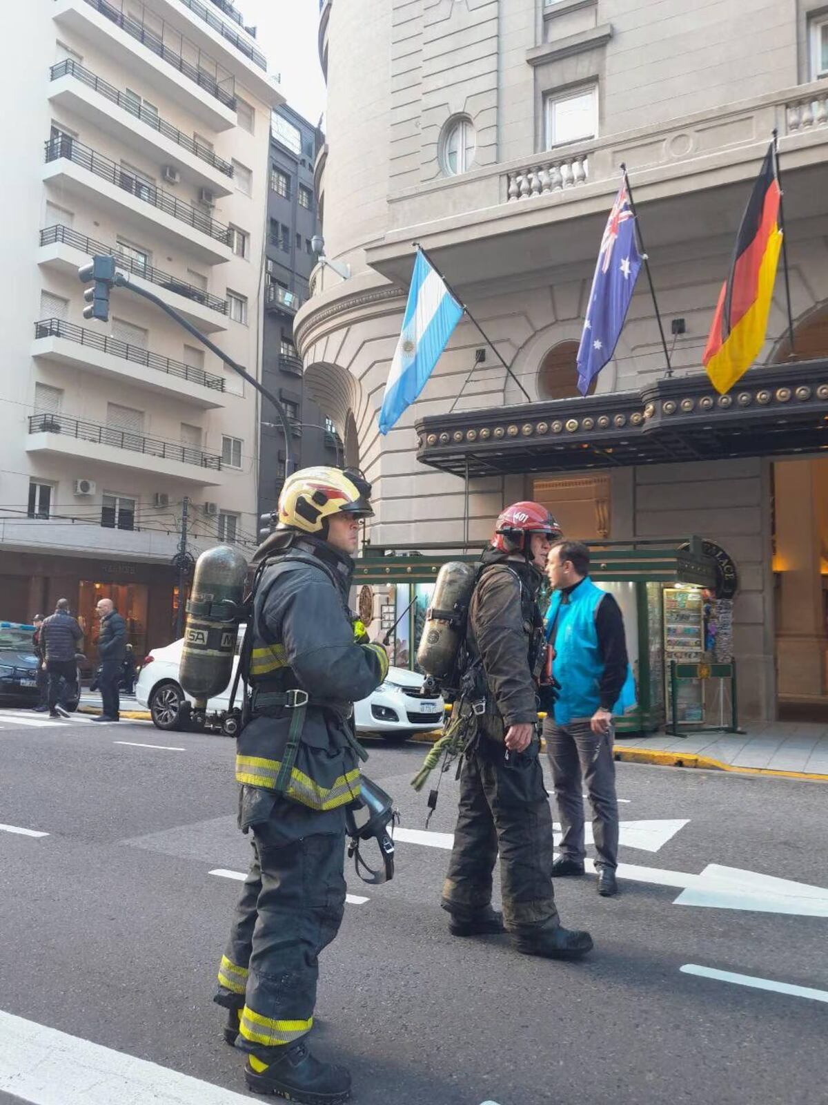 Locura en Recoleta. Un hombre pidió la habitación presidencial, se la negaron y amenazó con detonar explosivos. (TN)
