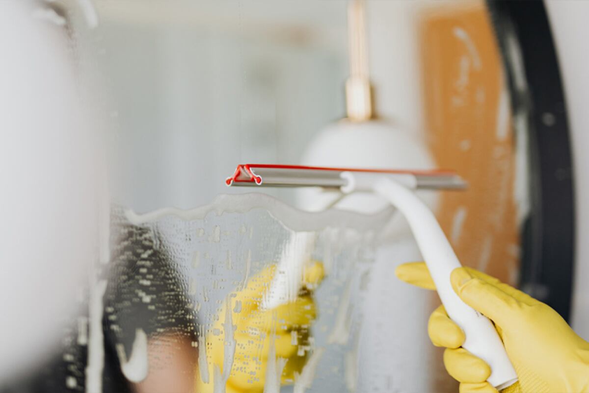 Usar productos como desengrasantes y desinfectantes ayuda a limpiar en menos tiempo. Foto: Pexels / Aguas Cordobesas.