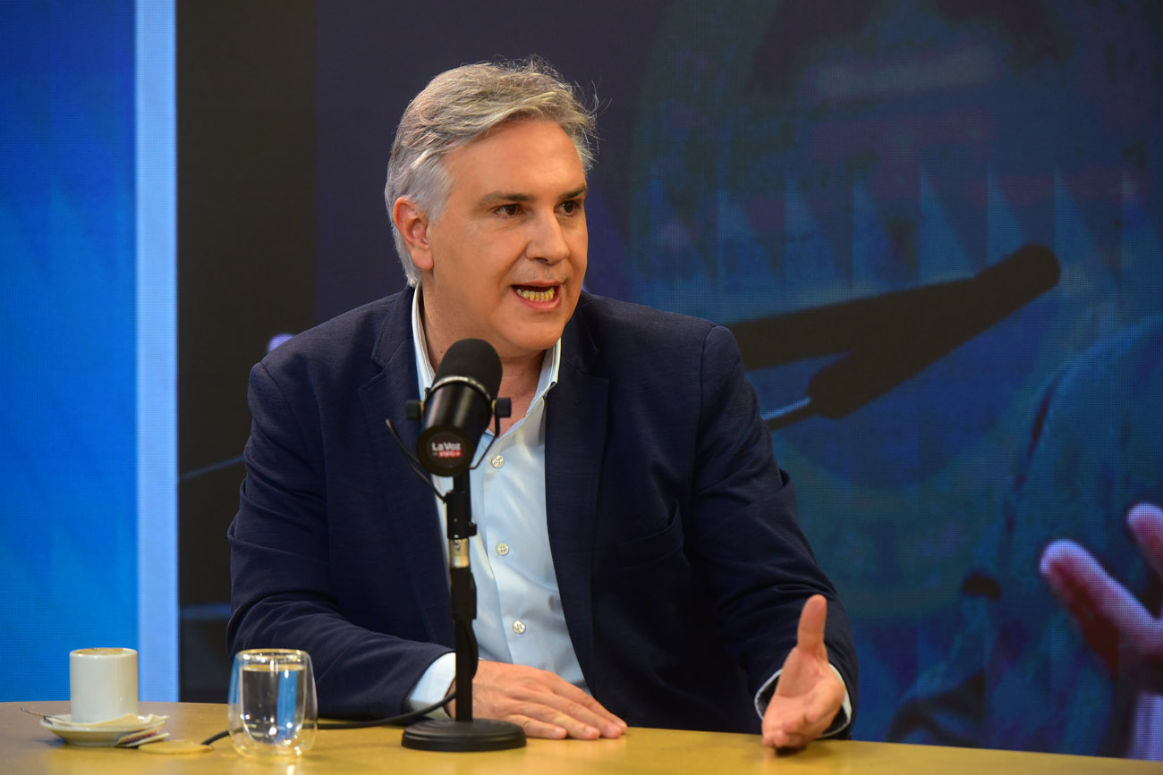 El gobernador Martín Llaryora en la mañana del Streaming de La Voz en Vivo. (Nicolás Bravo / La Voz)