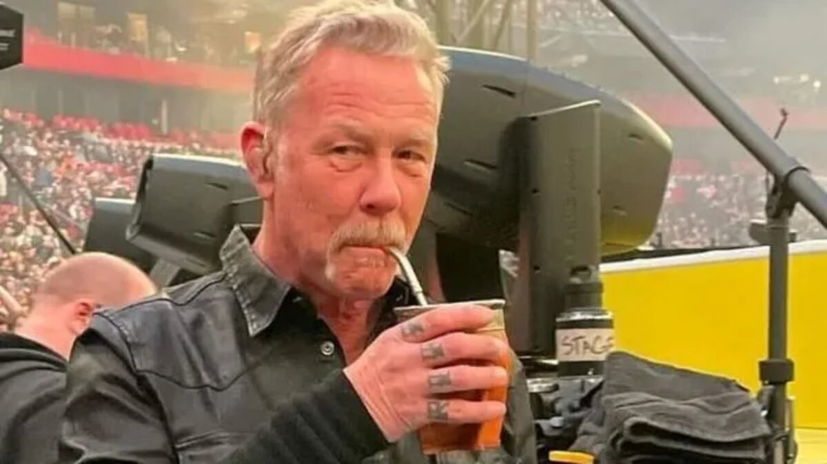 James Hetfield (líder de Metallica), fan del mate a la argentina.
