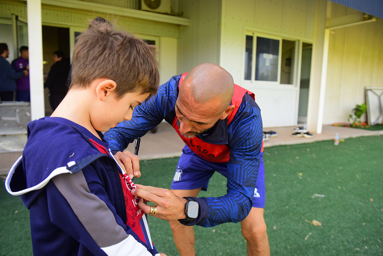 Para el partido con Vélez Sársfield el DT Pablo Horacio Guiñazú ya está pensando en el “11″ con el que saldrá a jugar este viernes a las 19.15, en el estadio Alberto Kempes. (José Gabriel Hernández / La Voz)