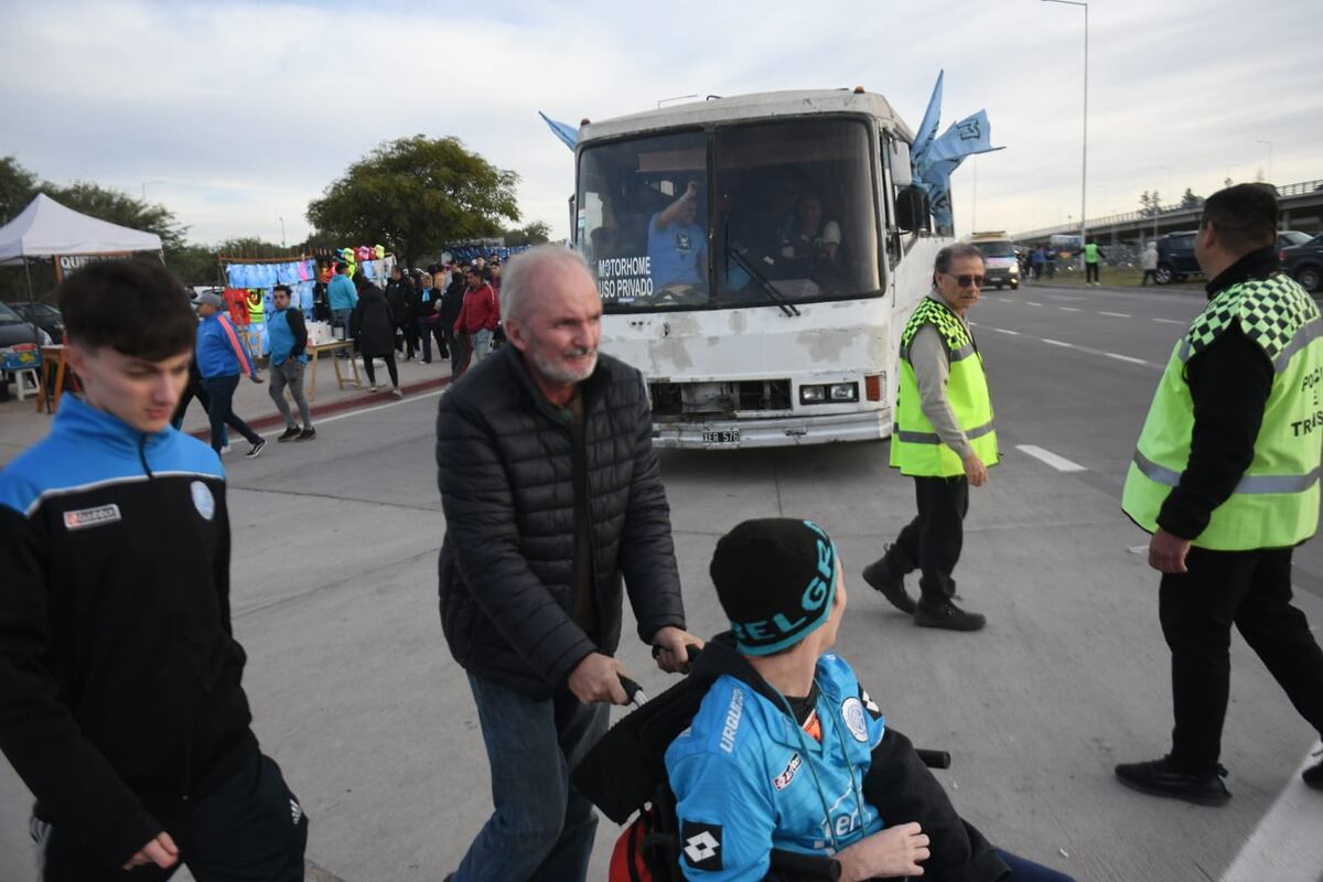 La gente de Belgrano llegando al Kempes en colectivos particulares. La hinchada que tenía transporte llevaba a otros hinchas. (Javier Ferreyra / La Voz)