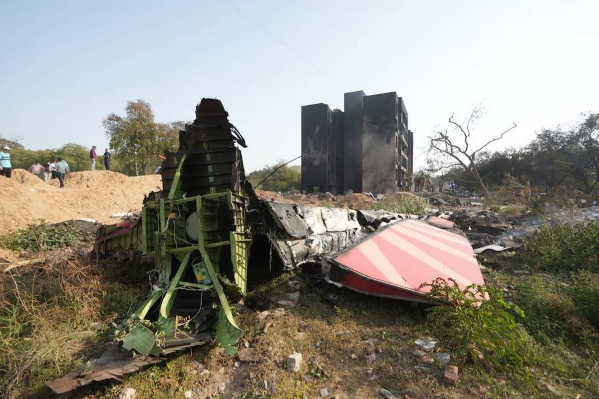 El accidente del vuelo AI171 de Air India en Ahmedabad dejó 279 muertos y solo un sobreviviente, marcando una de las mayores tragedias aéreas en India (AP Photo/Ajit Solanki)