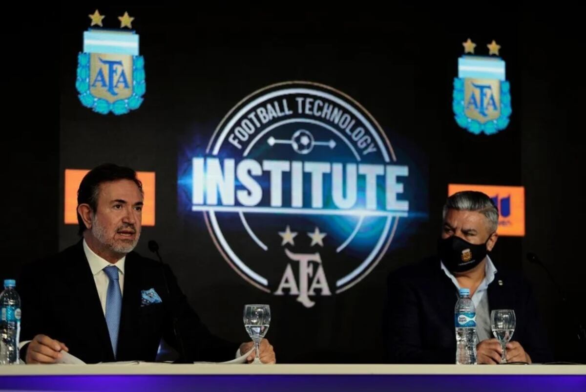Tofoni y Tapia juntos. Otras épocas que probablemente no vuelvan (Foto: Captura Olé).