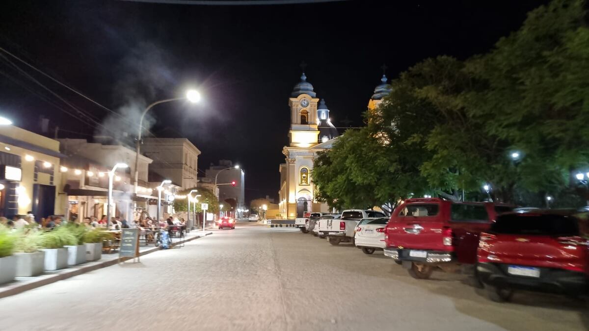 La calle principal de la ciudad con su basílica.