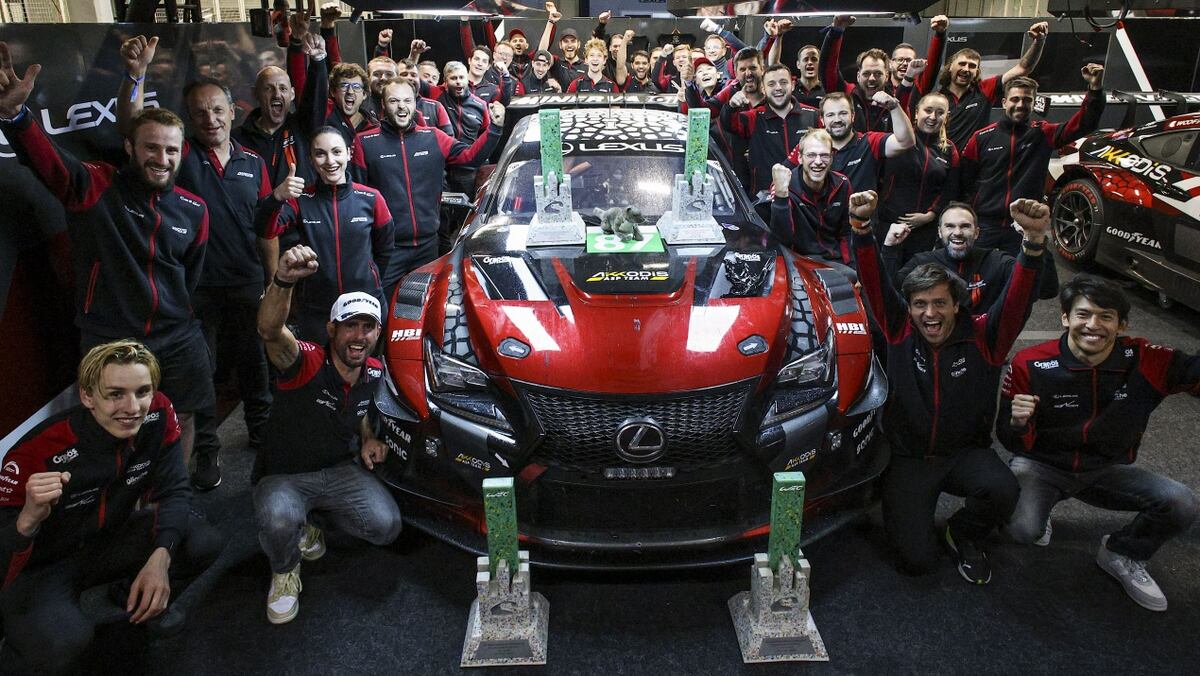 El equipo Akkodis ASP celebra su muy esperada primera victoria en la categoría LMGT3, en el WEC. (Prensa Akkodis ASP)