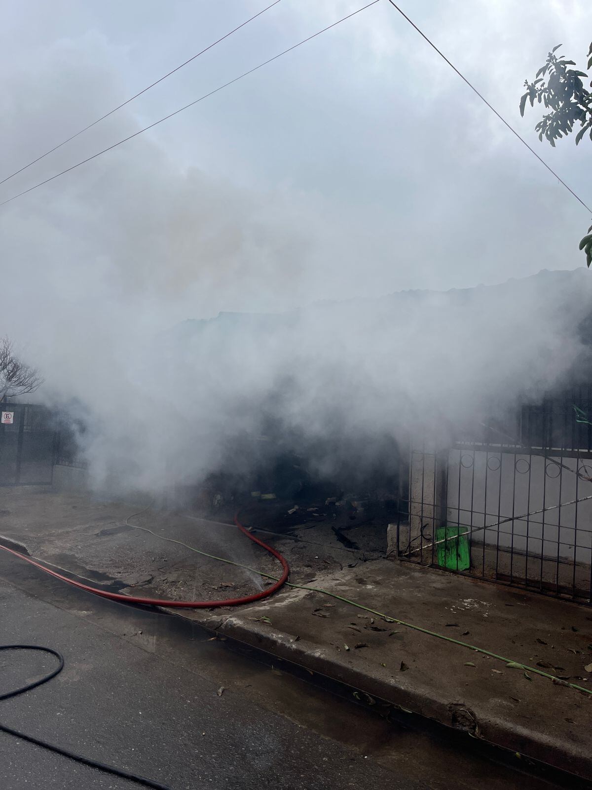 Incendio en Ituzaingó Anexo: una familia evacuada y pérdidas en un depósito de colchones (Prensa Policía de Córdoba)