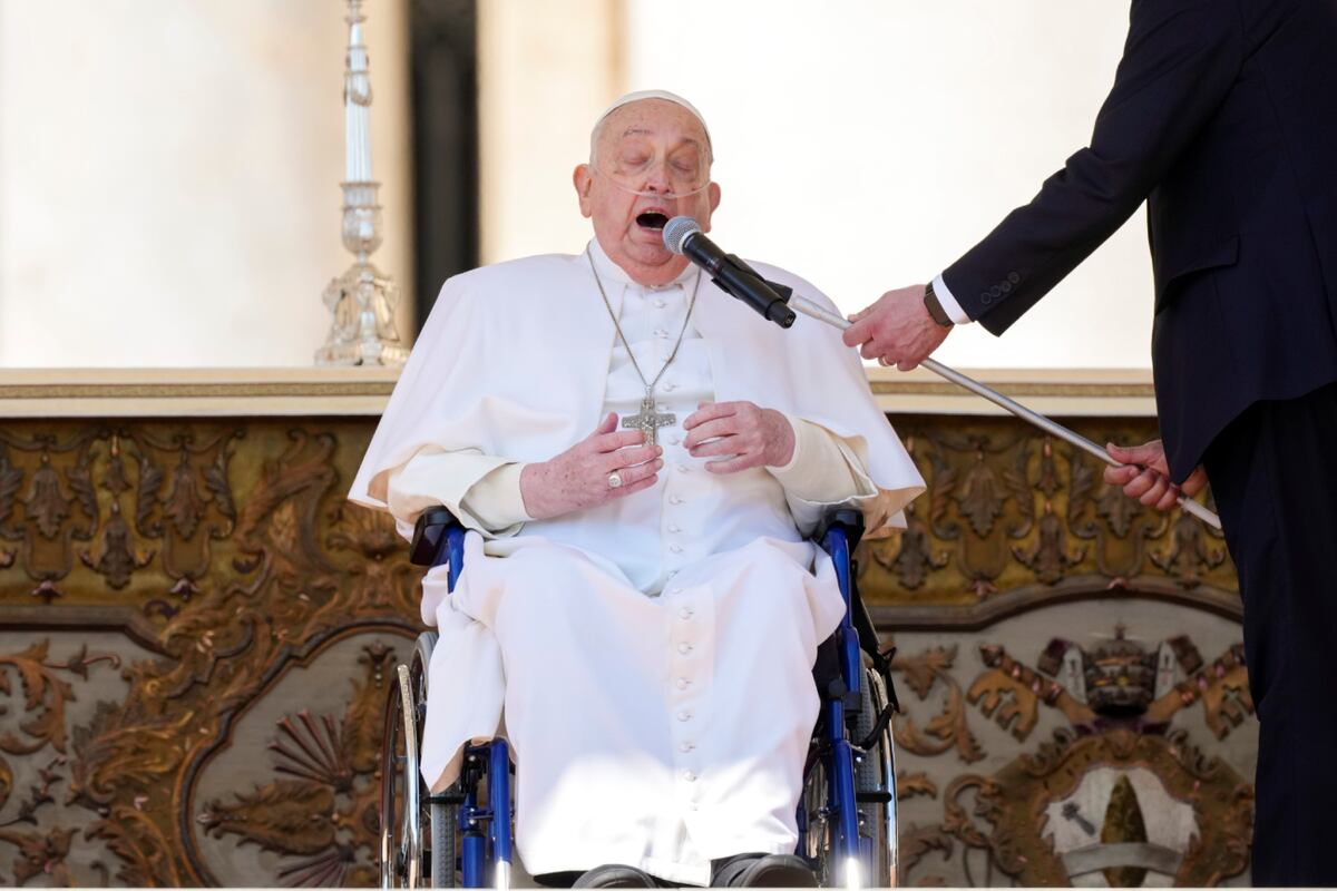 El papa Francisco, en silla de ruedas, le habla a los fieles al final de una misa en la Plaza de San Pedro del Vaticano, el domingo 6 de abril. (AP / Andrew Medichini)