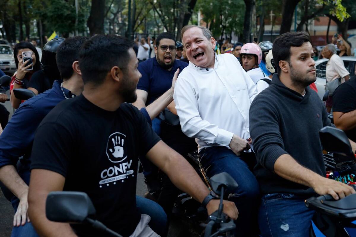 Los líderes de la oposición María Oropeza y Juan Pablo Guanipa en la caravana en Caracas, Venezuela. (AP / Cristian Hernandez)