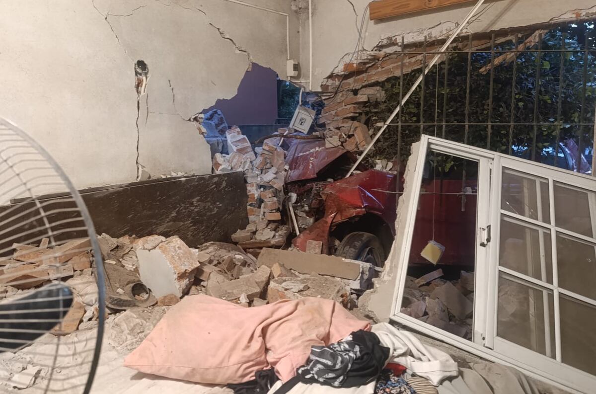 Córdoba. Perdió el control de su auto y terminó incrustado en una casa. (Policía de Córdoba)