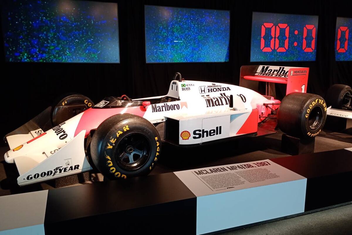 El auto de Ayrton Senna, una de las piezas que da la bienvenidad en Fórmula 1 La exhibición, la muestra que llegó por primera vez a Sudamérica y cautivó a los argentinos. (La Voz)