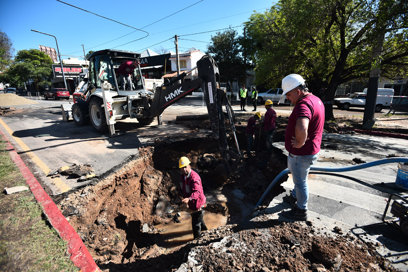 La rotura de un caño de agua durante la madrugada del martes ocasionó un socavón en avenida Octavio Pinto al 3200 y obligaba a desviar los autos en el sector. (Pedro Castillo / La Voz)