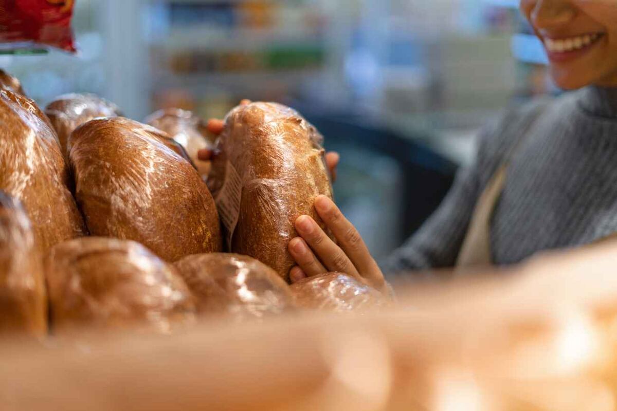 Hay pistas claras que permiten distinguir un pan de calidad de otro puramente industrial, incluso sin ser panadero. (Freepik)