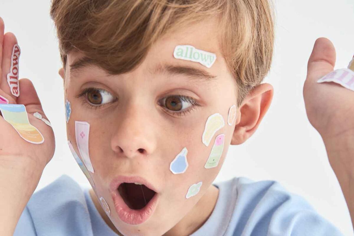 El nuevo concepto de playcare propone el uso de cosméticos como una herramienta de expresión lúdica y emocional. (Allowy)
