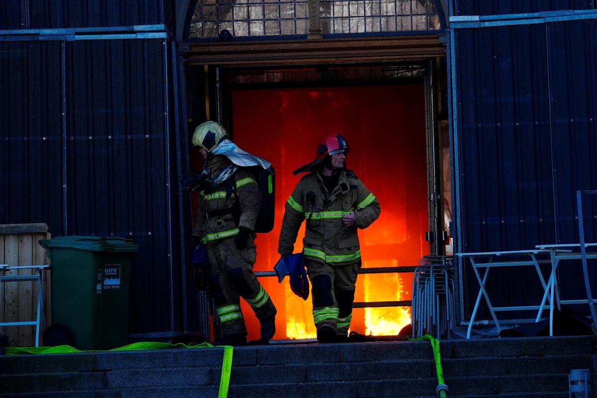 Dinamarca. Un incendio devasta el histórico edificio de la Bolsa de Copenhague (AP).