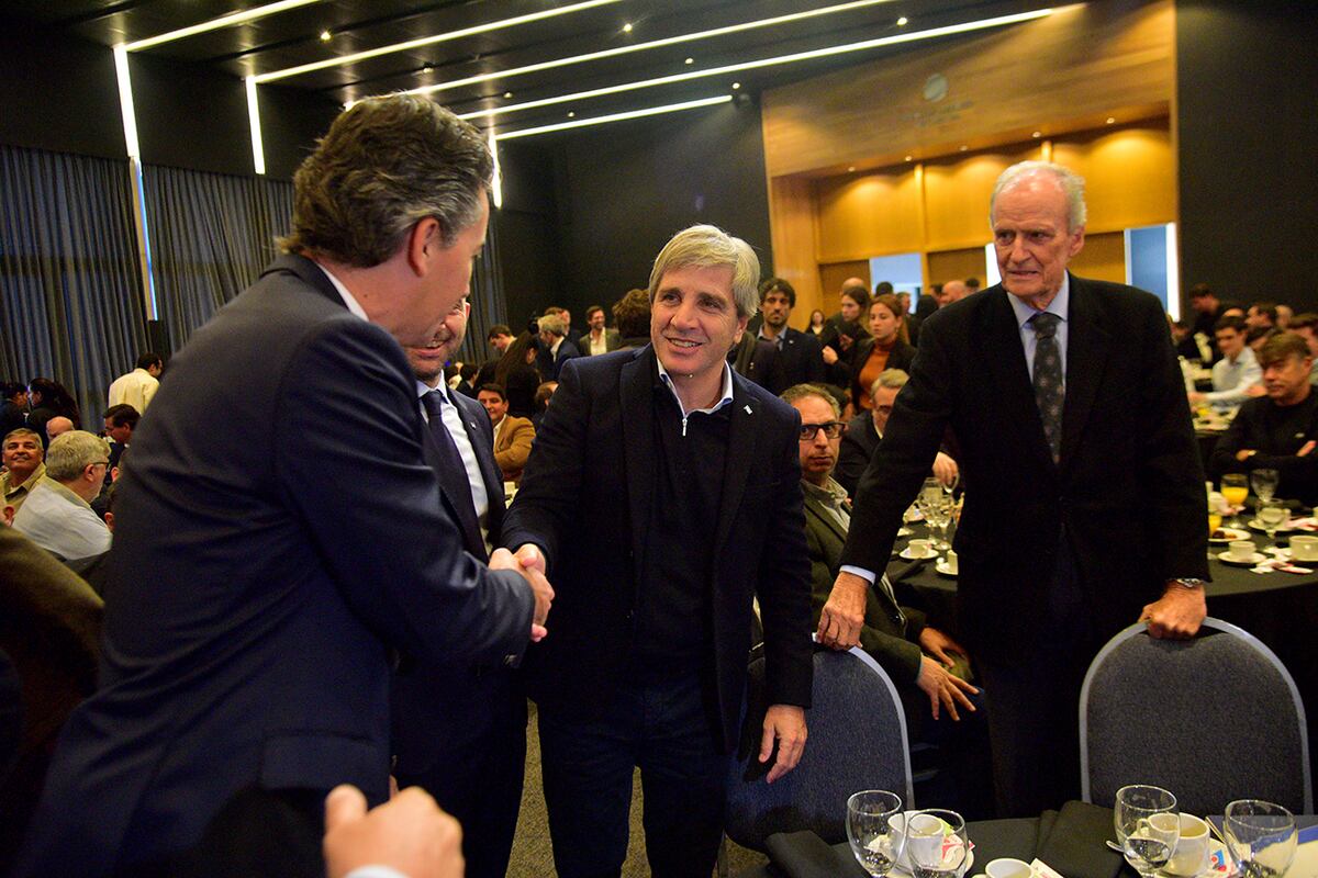 El ministro de Economía de la Nación, Luis Caputo, en el ciclo de charlas de coyuntura que lleva a cabo la Bolsa de Comercio de Córdoba. (Pedro Castillo / La Voz)