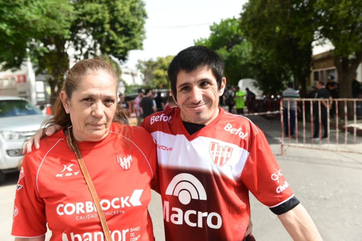 Hinchas de Instituto en la previa del clásico con Talleres en Alta Córdoba. (José Gabriel Hernández y Javier Ferreyra / La Voz)