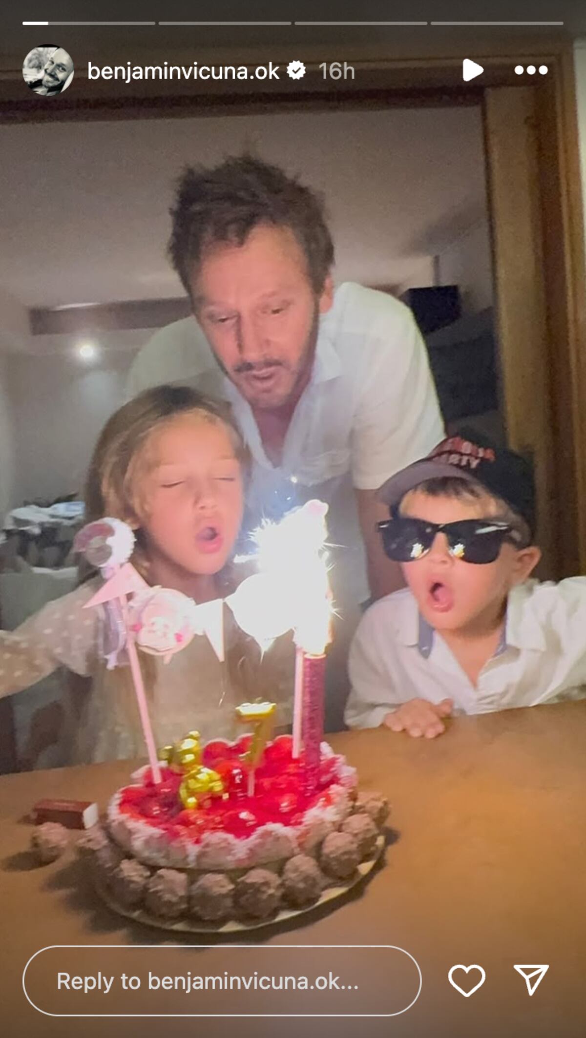 Benjamín Vicuña celebró el cumpleaños de Magnolia soplando las velitas junto con Amancio. (Foto: captura de pantalla)