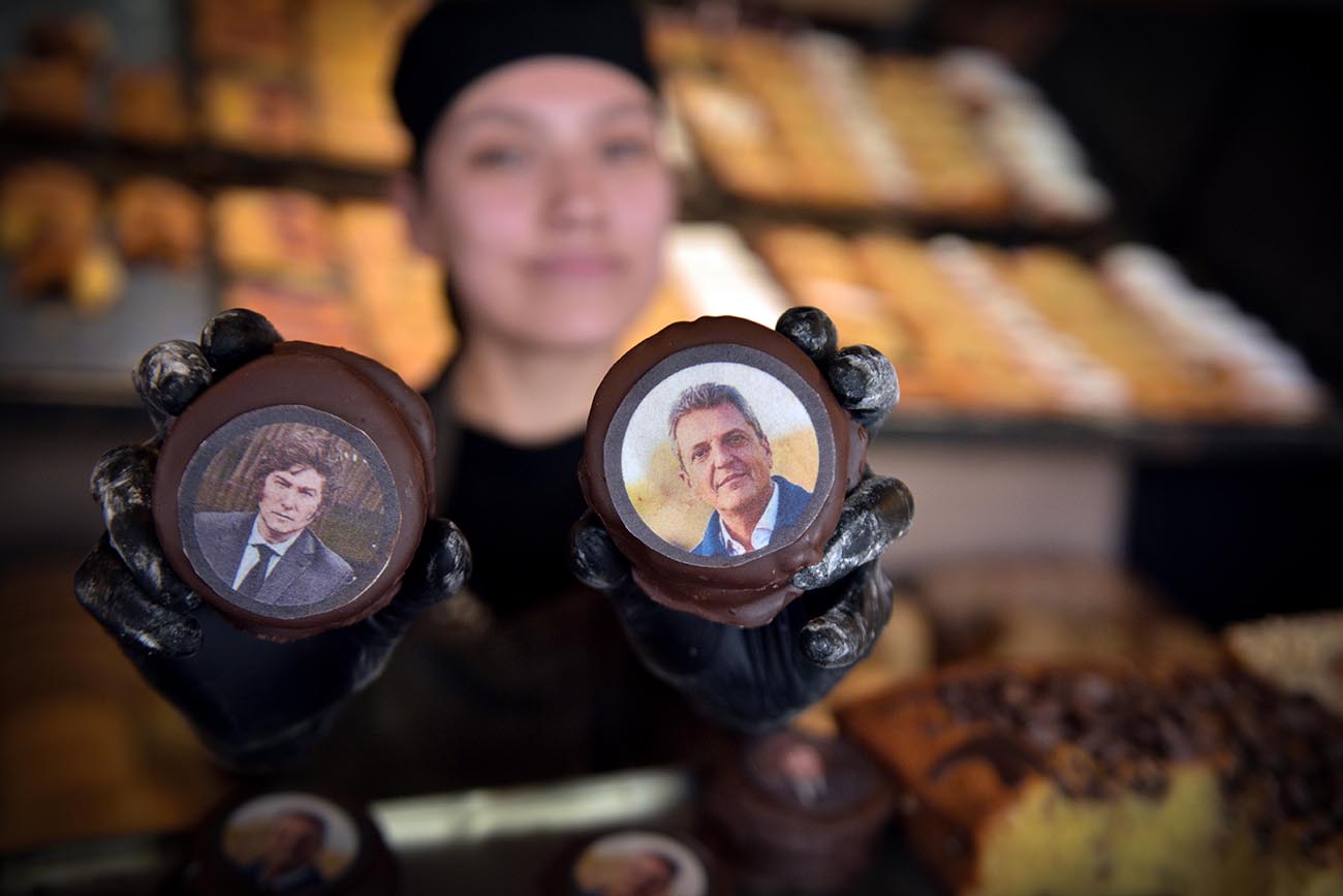Alfajores presidenciales de Massa y Milei de chocolates Panaderia Panes y delicias en barrio Pueyrredón. (José Gabriel Hernández / La Voz)