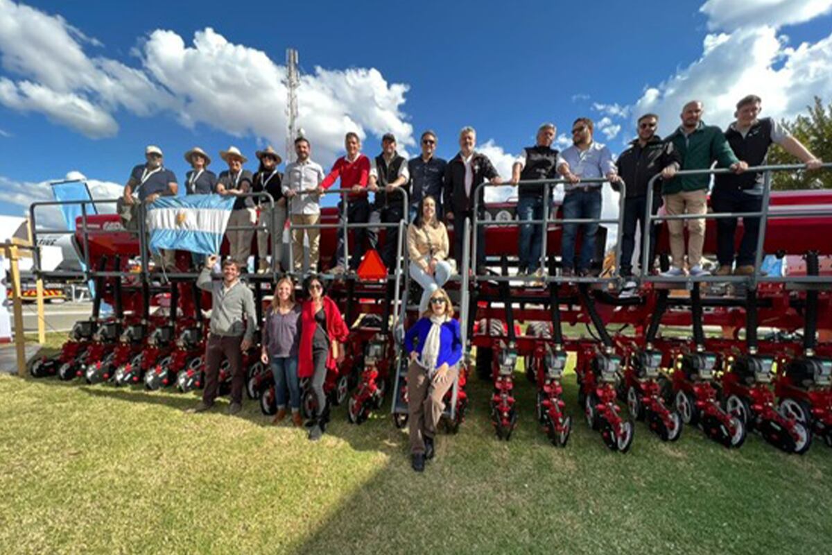 La delegación argentina junto a una sembradora Apache en NAMPO.