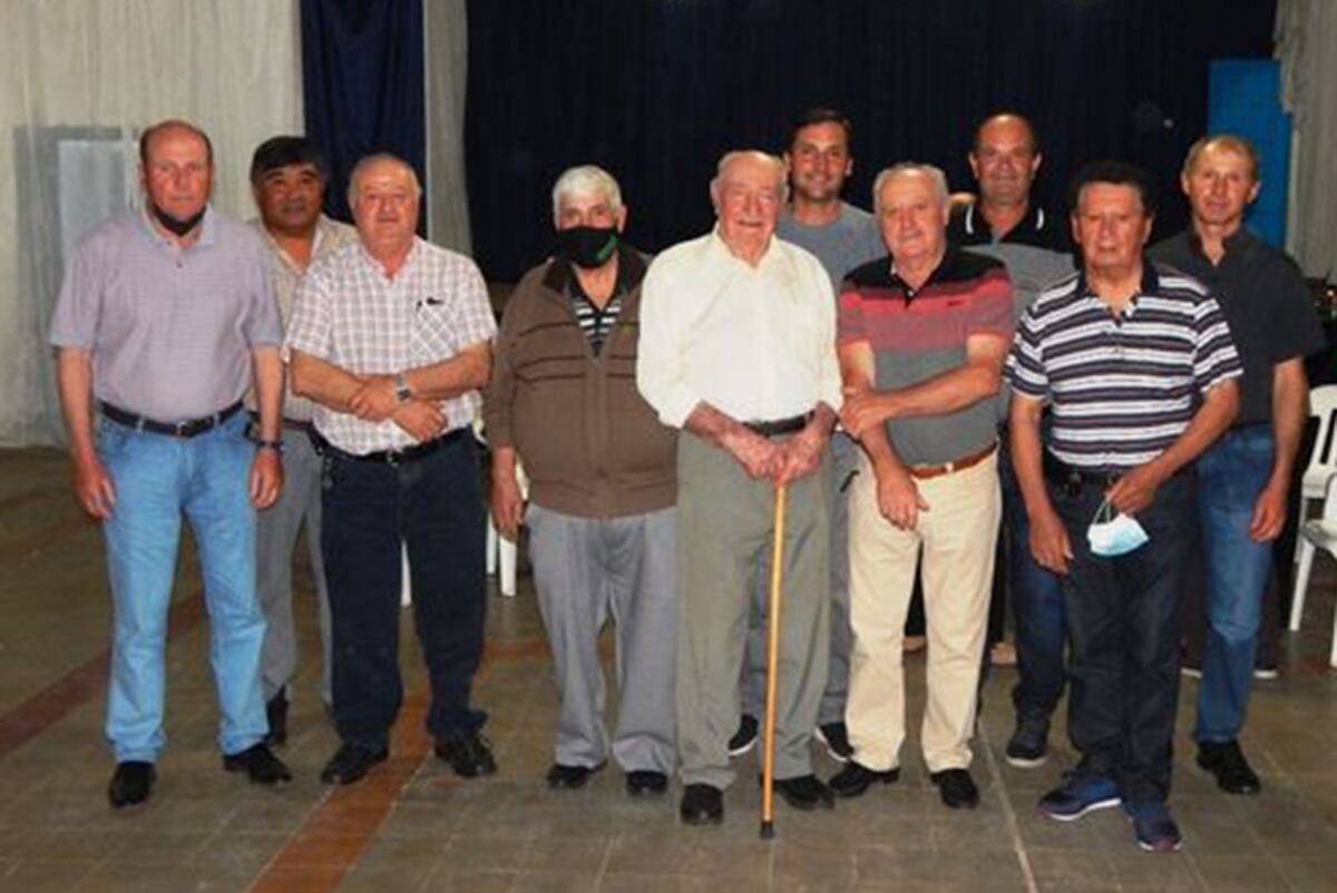 Consorcio Caminero 182 Colonia Impira. En la Asamblea se renovaron cargos de la comisión directiva. El presidente saliente, Esio Servetto, cumplió 62 años de servicio. / Consorcios Camineros