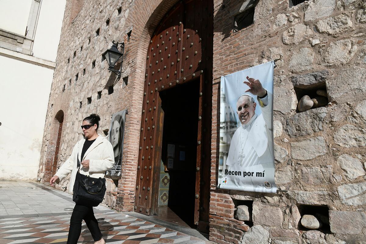 Adiós al Papa. Despedida en la Iglesia Compañía de Jesús. (Ramiro Pereyra / La Voz)