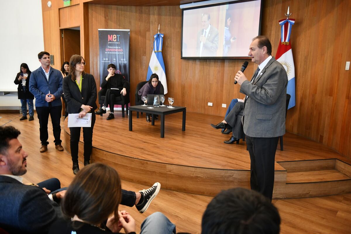 Legisladores, el ministro Pedro Dellarrosa y Soledad Salas, presidenta de Mujeres en Tecnología (MET), en el evento realizado en la legislatura. (Gentileza)