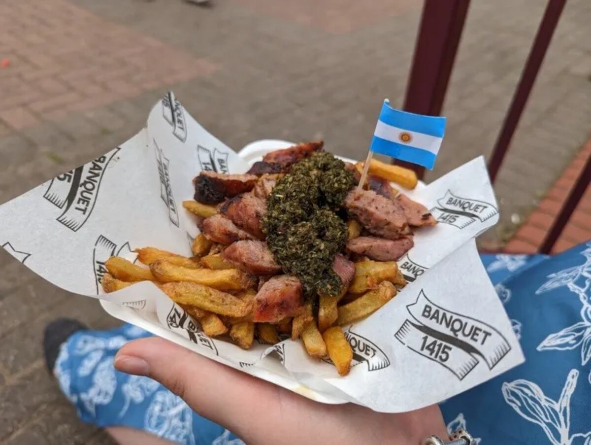 Las "papas al asado argentino" que mostraron en un estadio de Inglaterra y que generó polémica en redes. (Twitter)