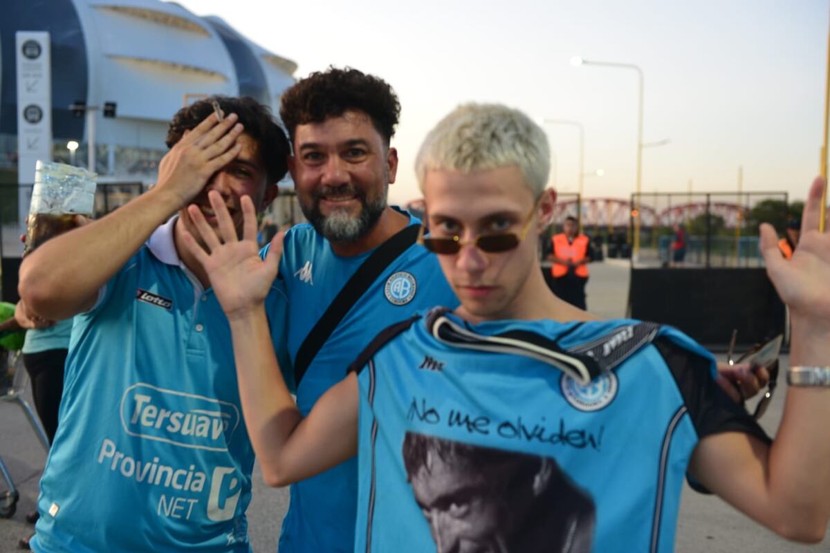 Hinchas de Belgrano en el clásico Cara 'e Cancha de La Voz del interior, durante la previa del partido con Central Córdoba, en Santiago del Estero. (José Gabriel Hernández)