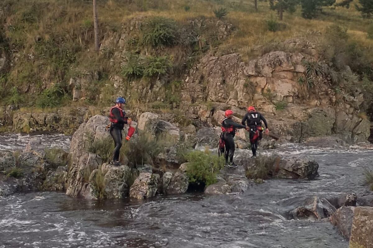 Bomberos rescataron a dos niños que quedaron atrapados por la crecida del río El Durazno.