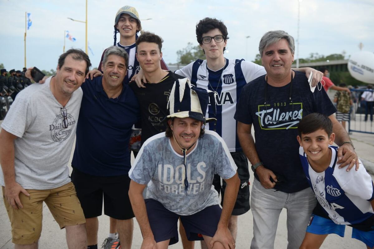 Miles de hinchas acompañaron a la “T” a Santiago del Estero. José Hernández, uno de nuestros fotógrafos presentes en el estadio, capturó sus rostros.