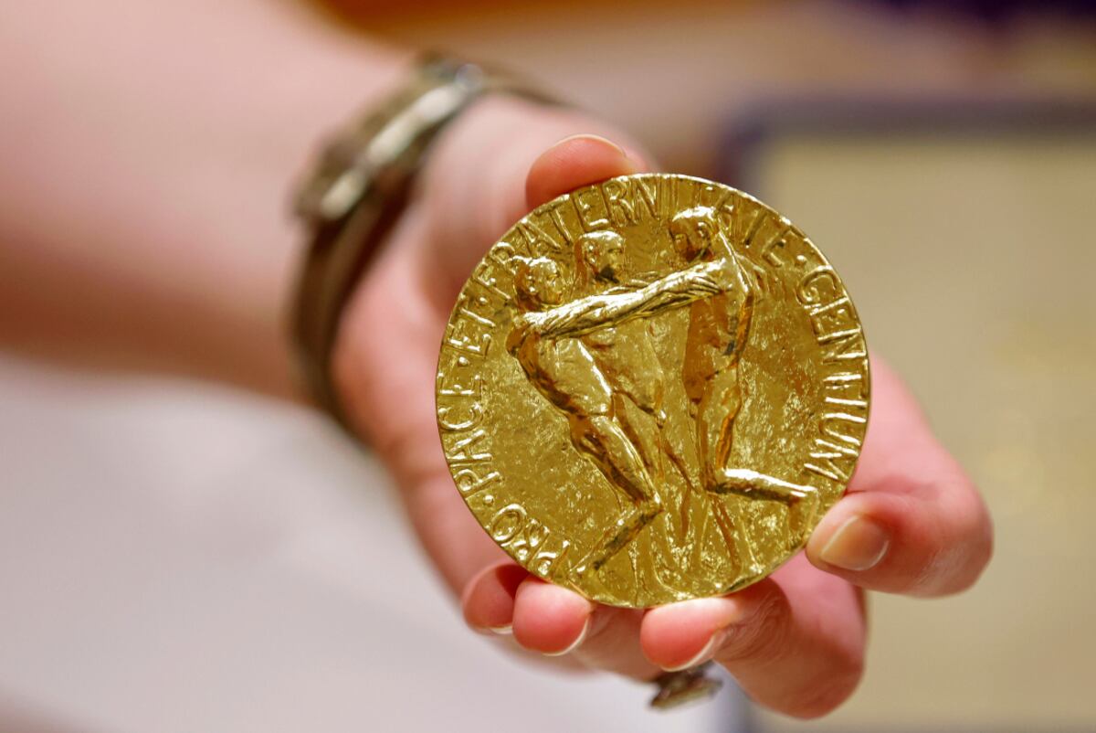 La medalla de oro subastada este lunes. (Foto / AP)