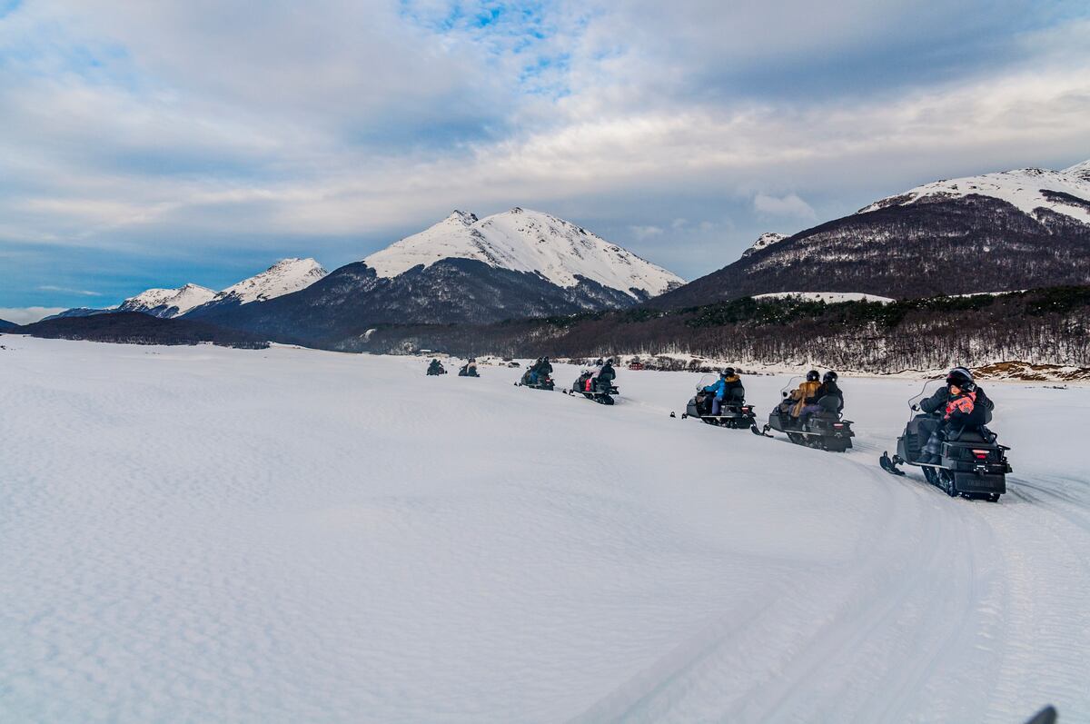 En los centros invernales cercanos a Ushuaia se pueden hacer, entre otras actividades, paseos en moto de nieve, cabalgatas y trekking con raquetas. (Gentileza: Mario Rodríguez)