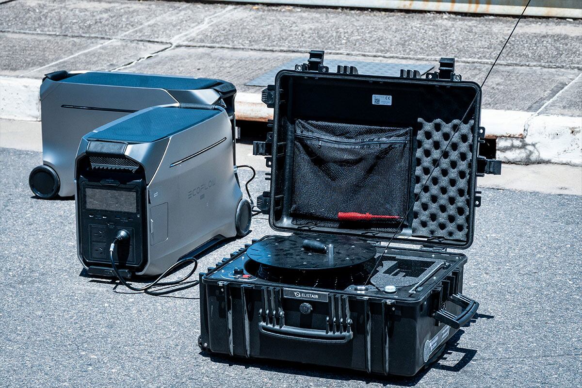 Parte del equipamiento técnico del centro móvil incluye baterías autónomas y sistemas de transmisión para operar en contextos sin acceso a red eléctrica.